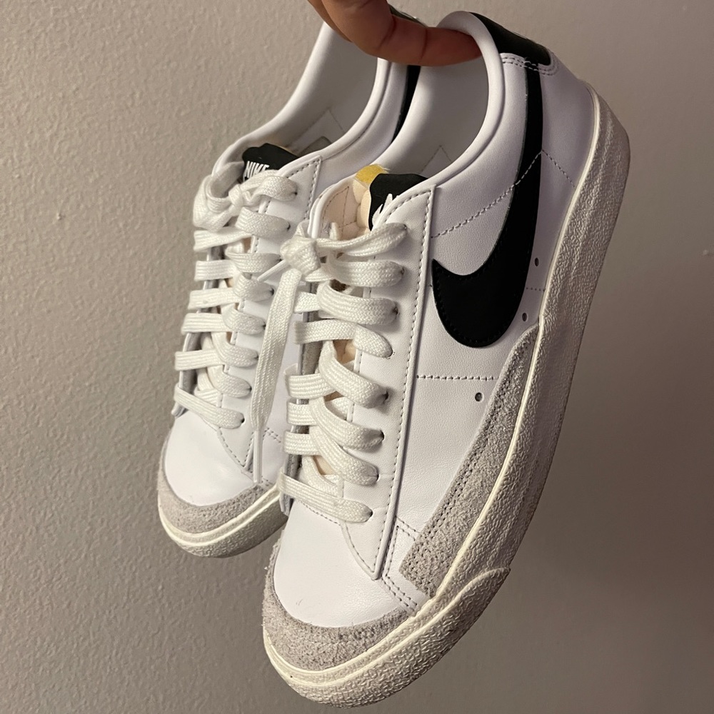 NIKER BLAZERS size 9